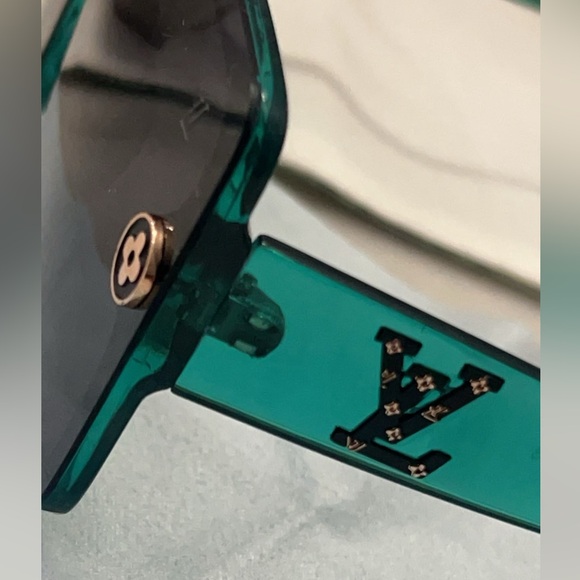 New Replica Sunglasses 😎 Beautiful Color 🕶️Not Original this are boutique 🕶️ - Picture 2 of 7